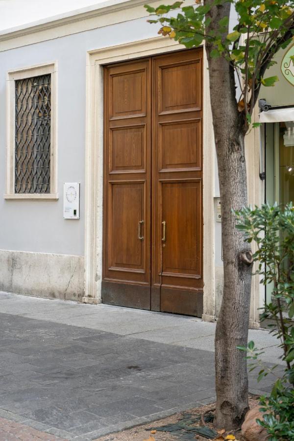 Varese Suites Exterior photo
